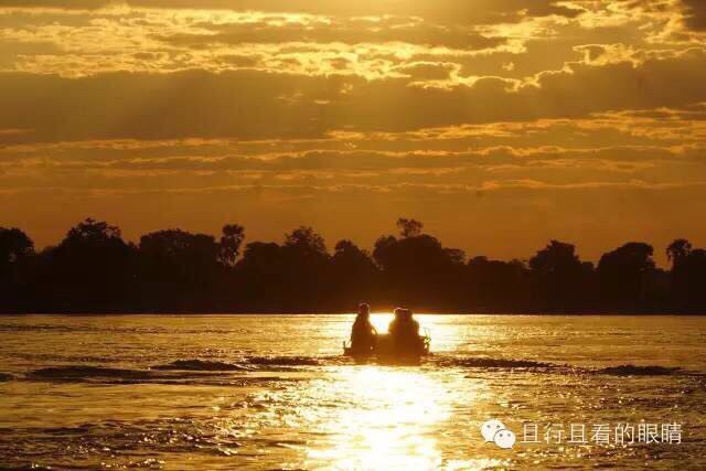 行走非洲（三，赞比西河的夕阳）         行走非洲，走在赞比亚，在赞比西河上与夕阳的约会，人生