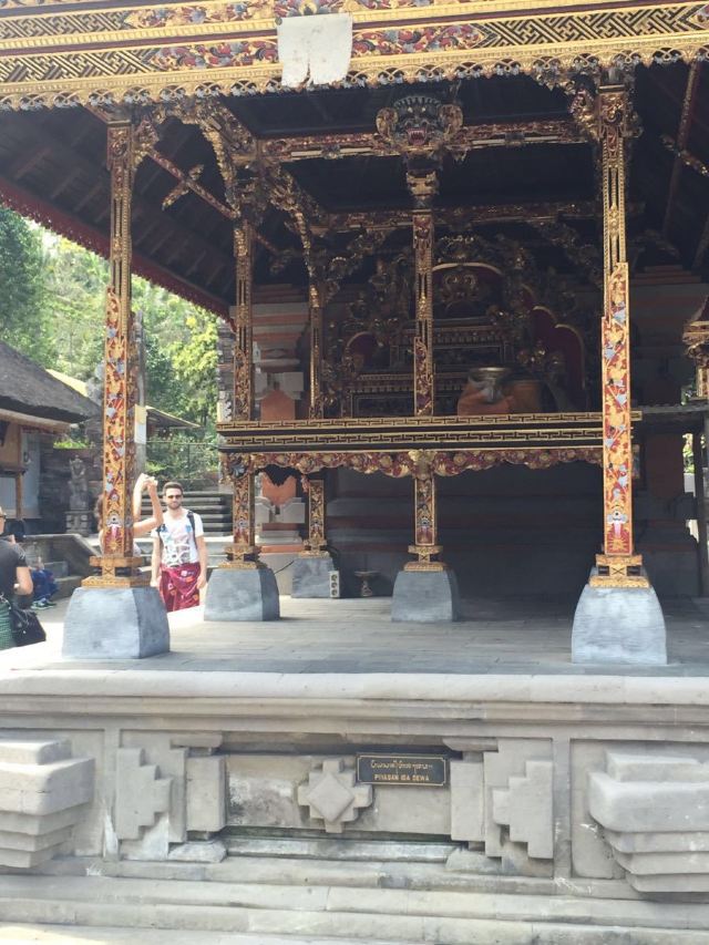 띠르따 사원