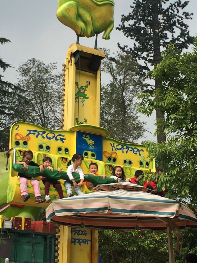 成都欢乐谷景点,欢乐谷分儿童和成人区,左边是