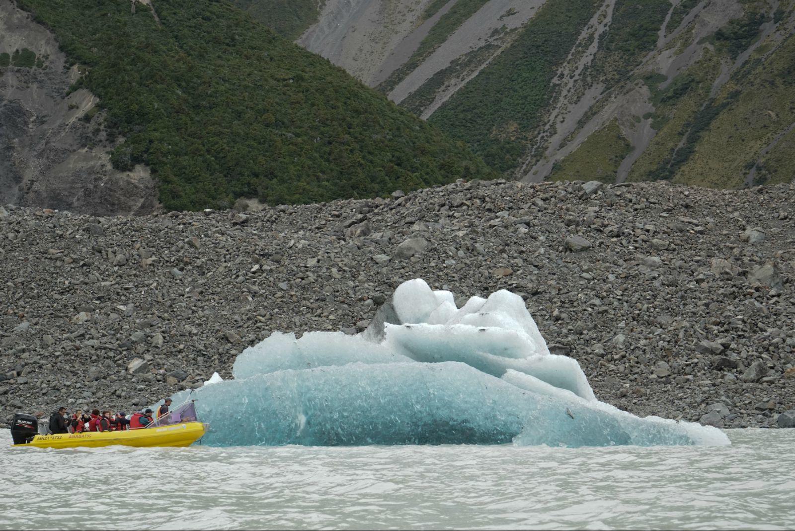 冰河探险之旅：冰川消融流淌时带着岩石粉末汇入塔斯曼河，形成独特的奶白色冰河。乘坐冲锋艇驰骋于冰山之间