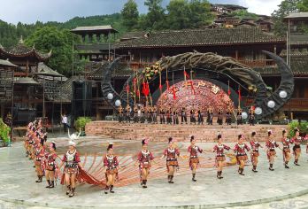 B 西江千户苗寨一日游【2/8人小团+深度游苗寨+酒店接送】【[深度游玩：7小时畅游西江]小车出行不赶时间，看完苗寨夜景再回；更小众更深度游玩】