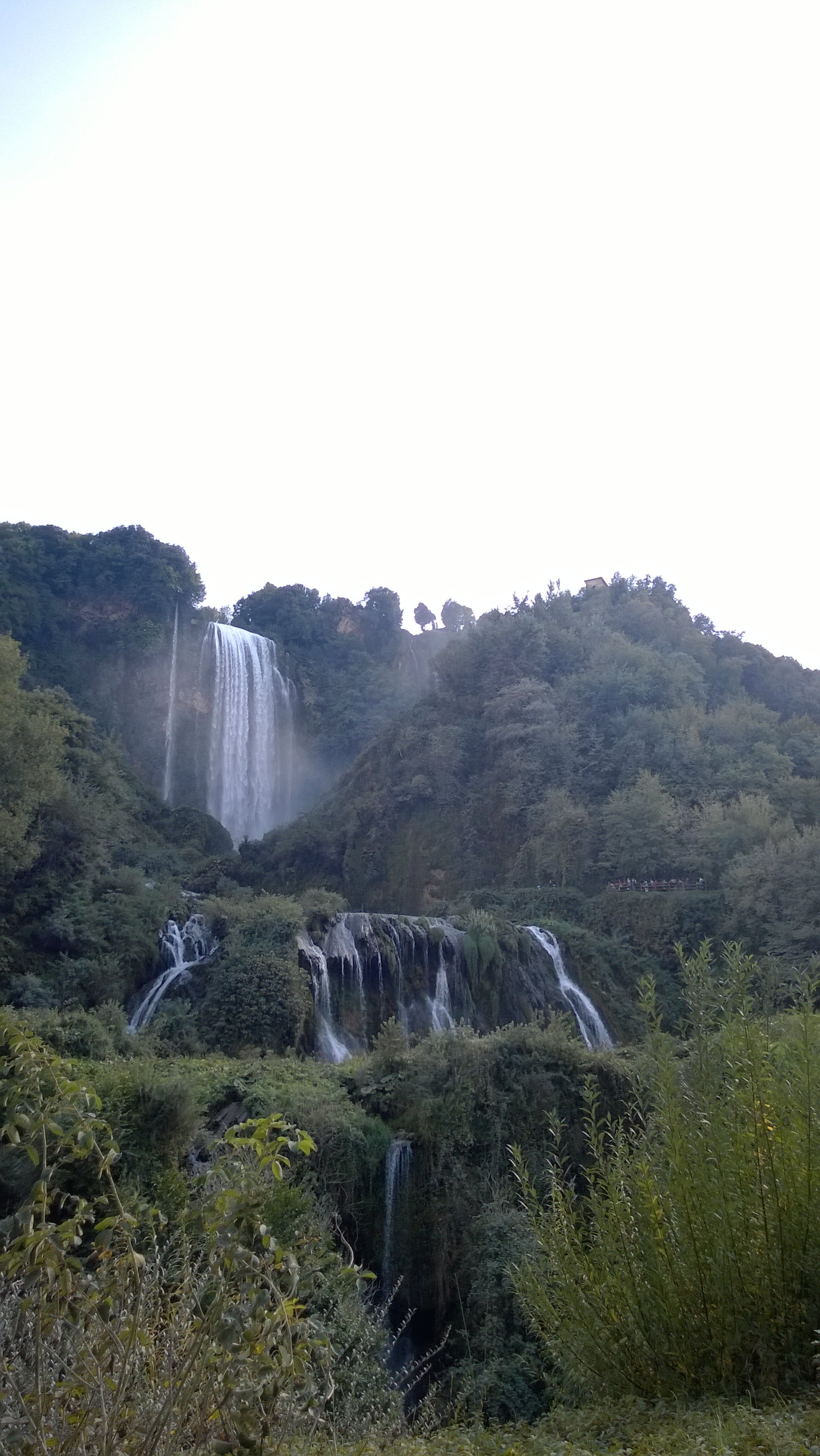 我的别样意大利之马尔莫雷瀑布 马尔莫雷瀑布   马尔莫雷瀑布，位于意大利温布里亚大区的特尔尼省，距离