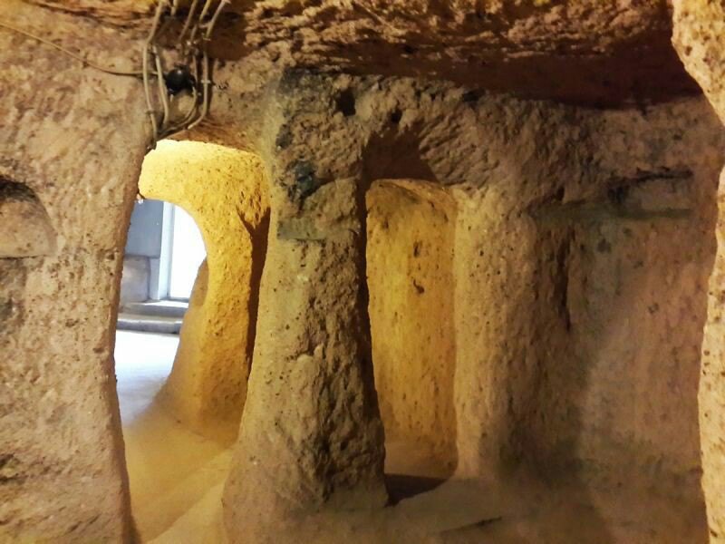 神秘的土耳其地下城 代林库尤地下城始建于公元7世纪，是卡帕多西亚最深的地下城，离地面有40多米深，地