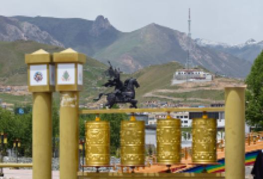 格萨尔广场景点图片