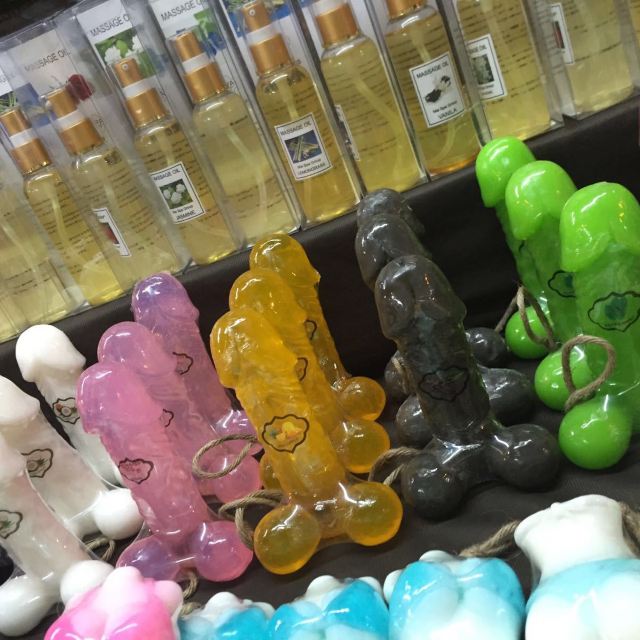 帕蓬夜市景点,到了酒吧附近拉客的很多,日料门