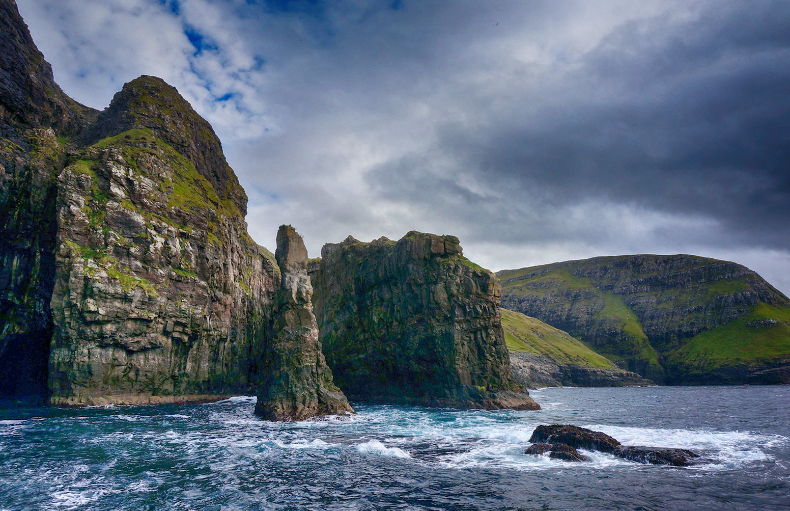 vestmanna鸟崖。也许是北半球最壮观的鸟崖，出海看沿着鸟崖边航线……