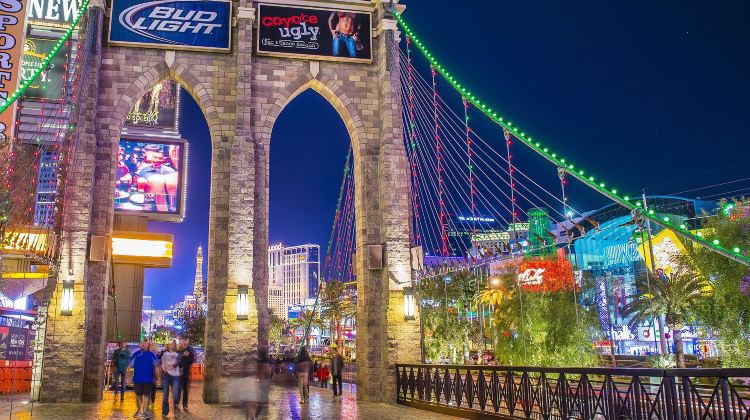 5-Day Grand Canyon + Los Angeles Free Day Tour Package from Los Angeles·Las Vegas, Grand Canyon West Rim, Seven Magic Mountains and Outlets at Barstow | 1 Optional Day Tour Available