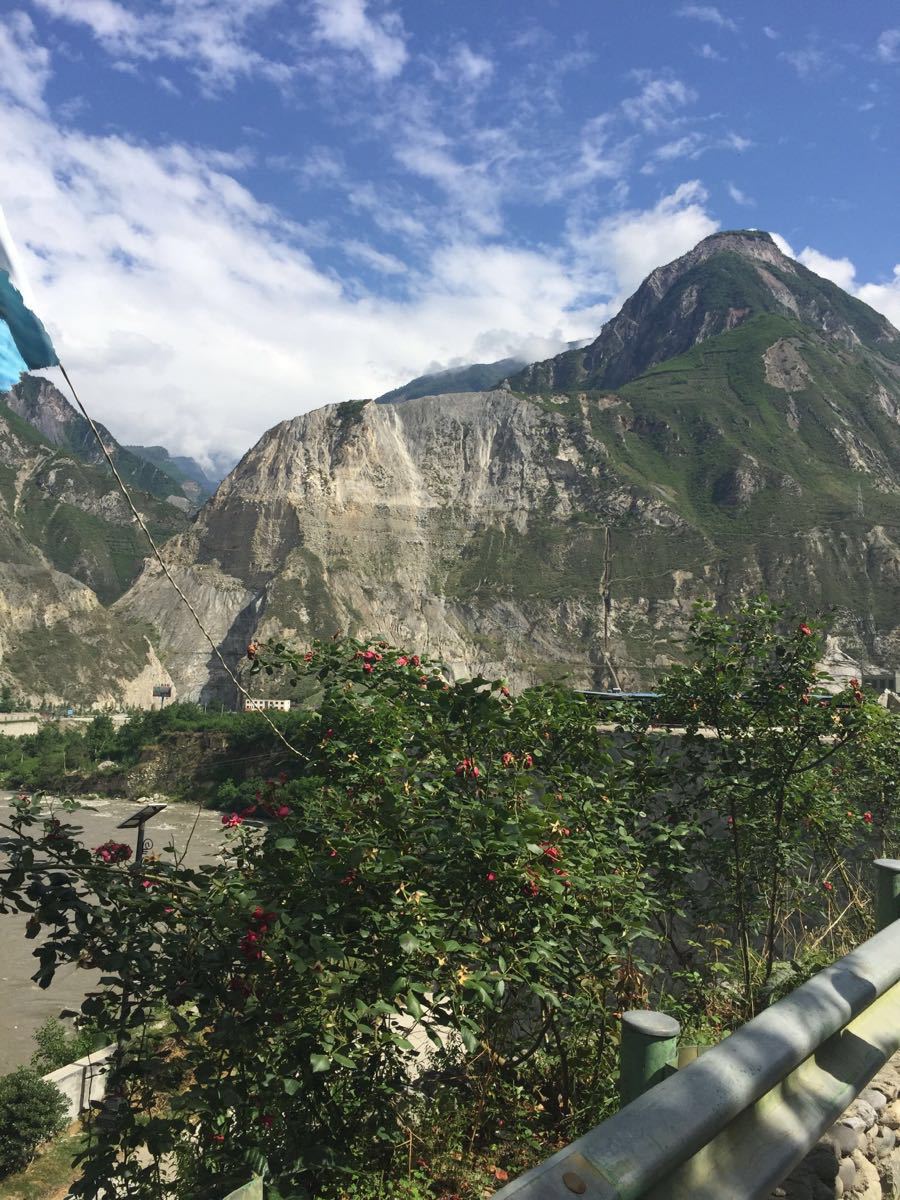 牟托羌寨地震遗址景观