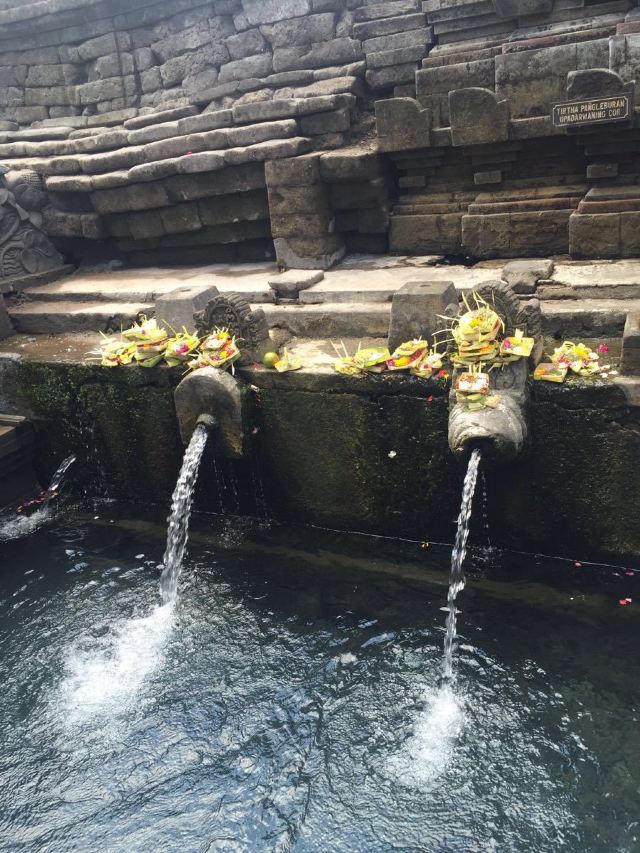 띠르따 사원