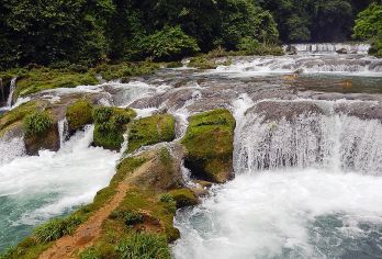 荔波小七孔景区一日游【贵阳出发，含景区换乘电瓶车】【览通往广西的铜鼓桥、距今175年的小七孔古桥、拉雅瀑布、六十八级跌水瀑布、水上森林、翠谷瀑布、鸳鸯湖】