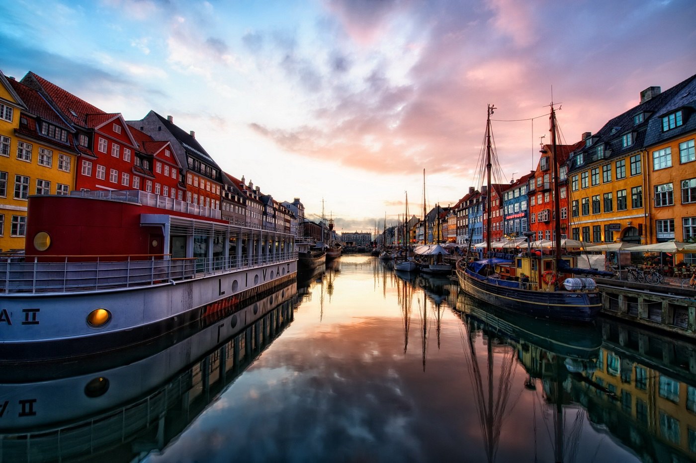 丹麦气候温和宜人，一年四季都可以前往旅游。但通常一年的旅游季节由4月开始，一直到10月左右，6月开始