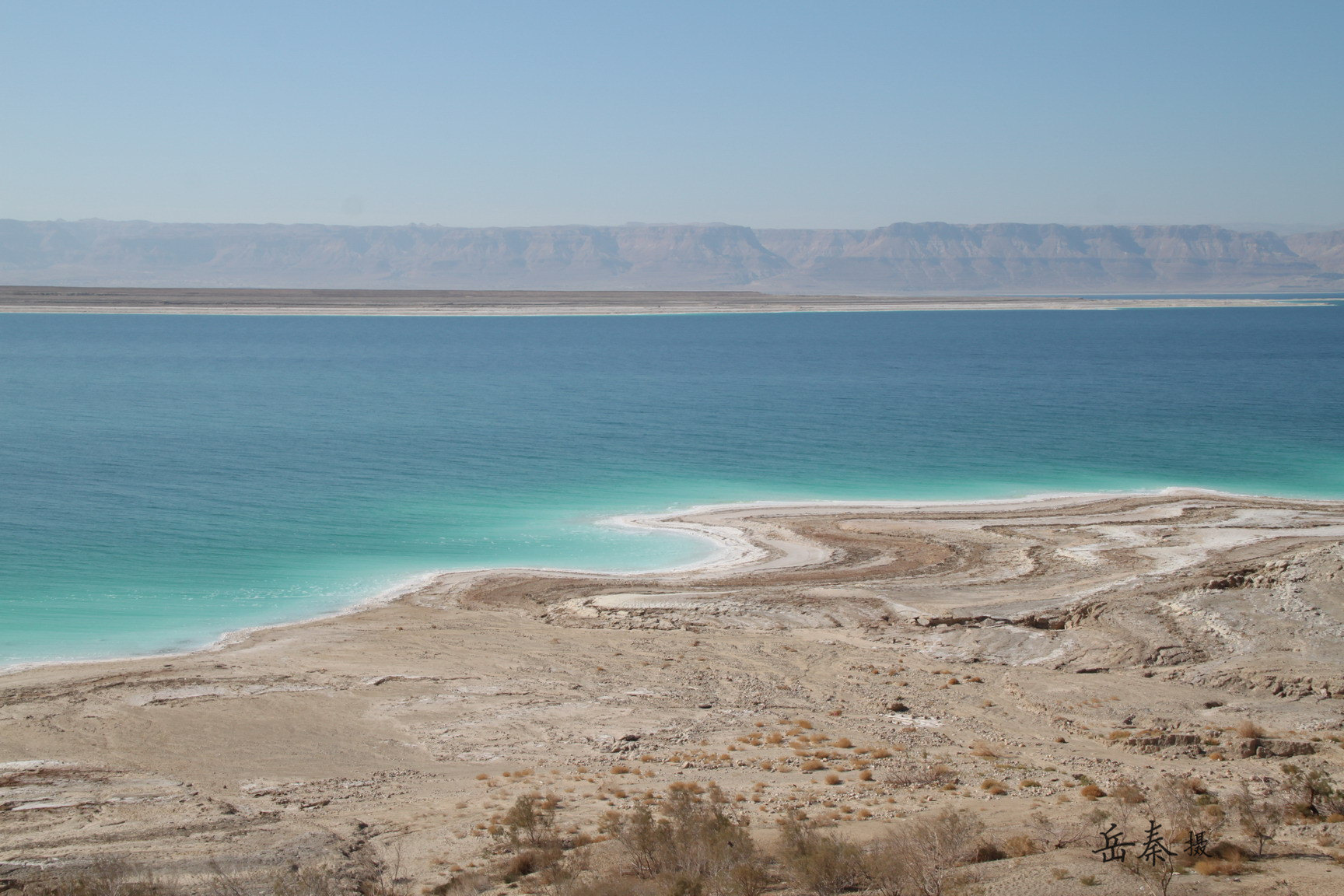 在约旦，我觉得最美丽的就是死海了。跟这个名字实在不相符，死海有几段简直是美到不可置信。蓝莹莹的水，以
