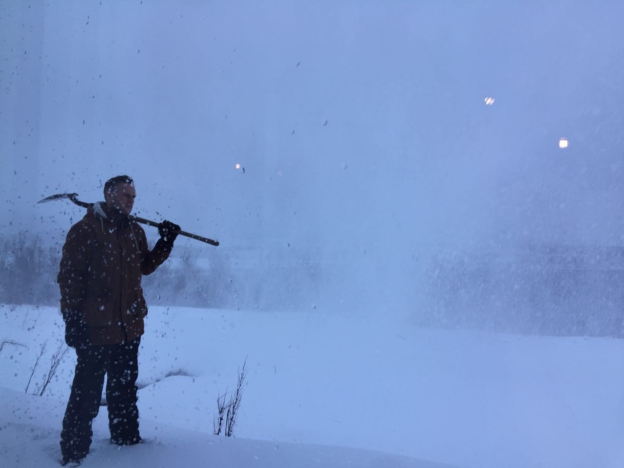 一早就被积雪困在住地，幸有北欧阿汤哥及时救援，跟我一起花痴下吧。    一路风雪向西进发，来到锡格吕