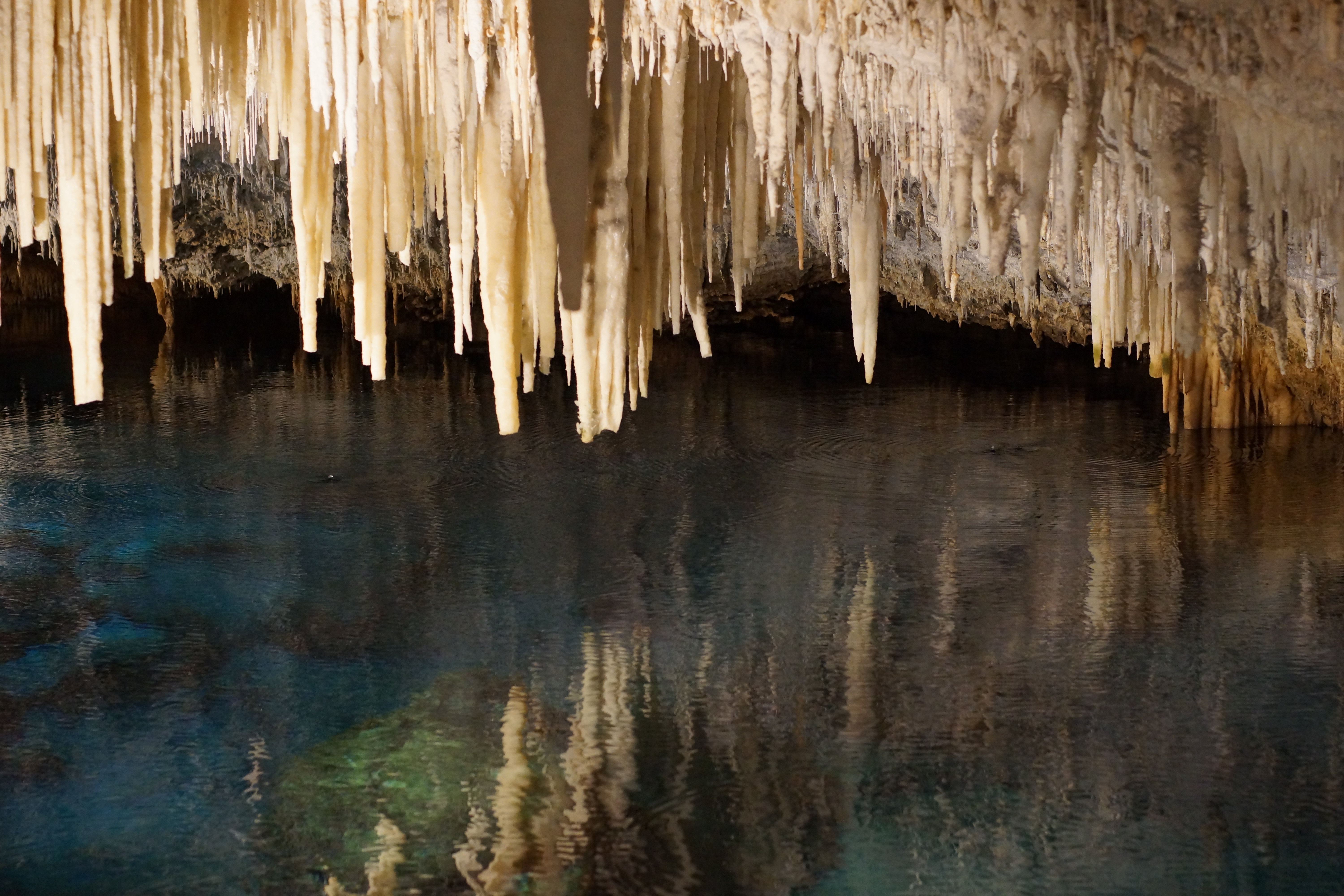 水晶洞（Crystal cave）和幻影洞（Fantasy Cave），两个溶洞相隔不远，可以一次行