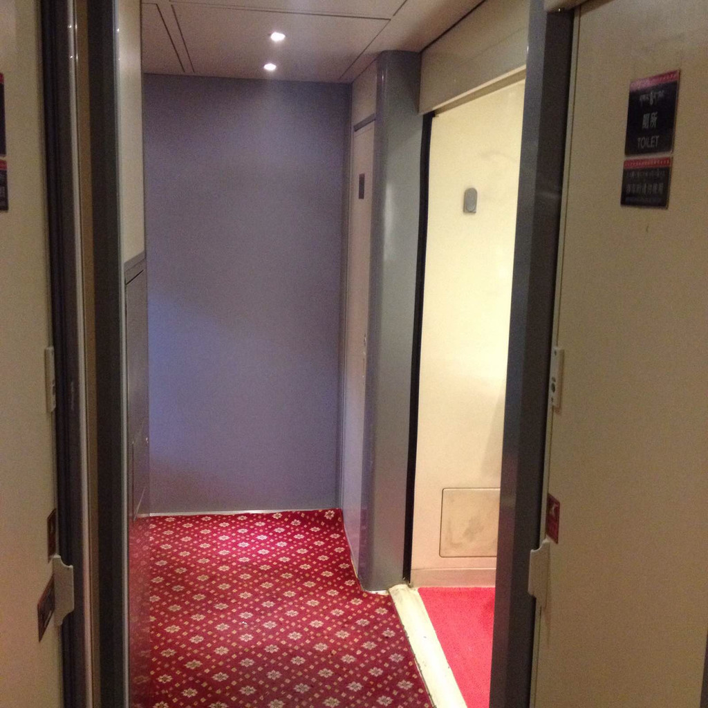 出发前往拉萨,z265,直达软卧,本来四人房间,只住同伴三人,很惬意.
