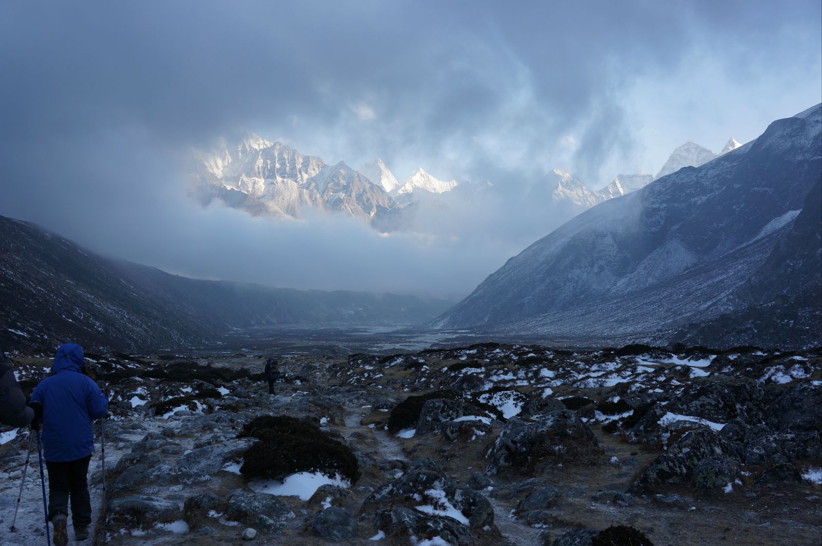 二人世界的徒步就要轻松许多，下山后我们才知道山顶的那场暴风雪在喜马拉雅山脉的各个角落都以不同高度的方