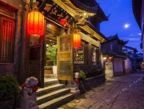 丽江百岁坊精品连锁客栈分别静立于新义街,新华街,临近五一街,四方街