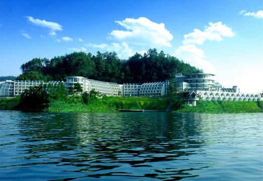 Tachee Island Holiday Hotel Over view