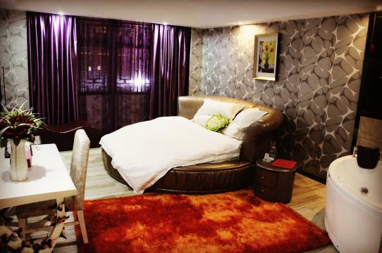 凤凰客巢主题酒店