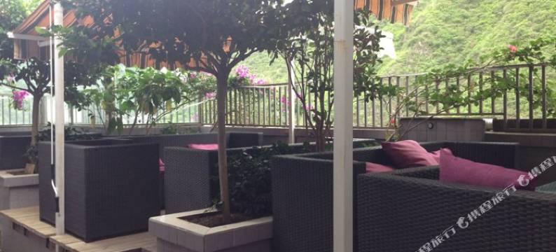 泸定康宏精品酒店图片