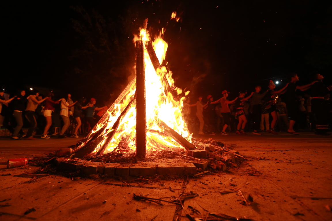 3,龙脊梯田欣赏千层梯田放水美景,狂欢篝火晚会风情之夜!
