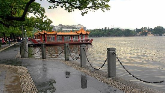湖濱晴雨
