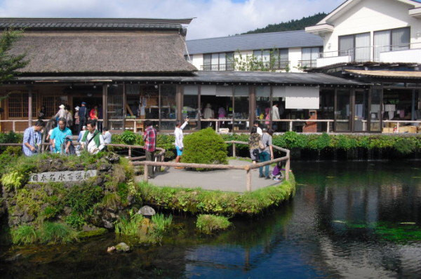 日本,山梨县的忍野八海。箱跟县的芦之湖,大涌谷。