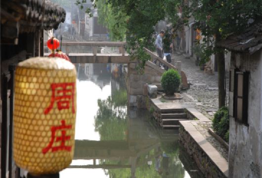 【28人精品团】苏州周庄一日游【纯玩•含游船•体验江南水乡】【[日游周庄专线]此线路纯玩团，独立自营，天天发班，无强制消费，随订随走！】