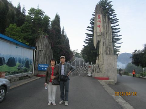 推荐旅游风光胜地：贵州兴义万峰林、马岭河大峡谷。