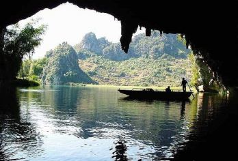 广西巴马百鸟岩+百魔洞+长寿村+盘阳河一日游【纯玩0进店】【[安心团]一价全含，包含精华景点梦幻光影水波天窗-百鸟岩+“天下第一洞”百魔洞 +世界长寿之乡长寿村】