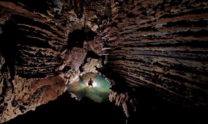 韩松洞，越南  韩松洞是越南偏远丛林中新近发现的、迄今为止是世界上最大的、单个大型天然洞穴，也是迄今