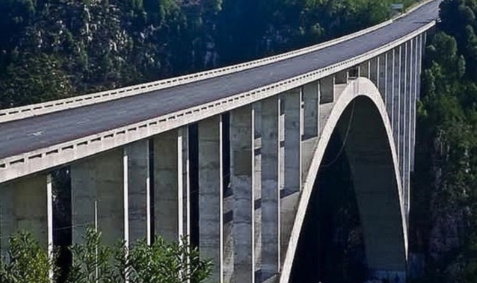 南非 Bloukrans大桥蹦极，216米 Bloukrans大桥修建于一片美丽悠长的大峡谷之中，峡