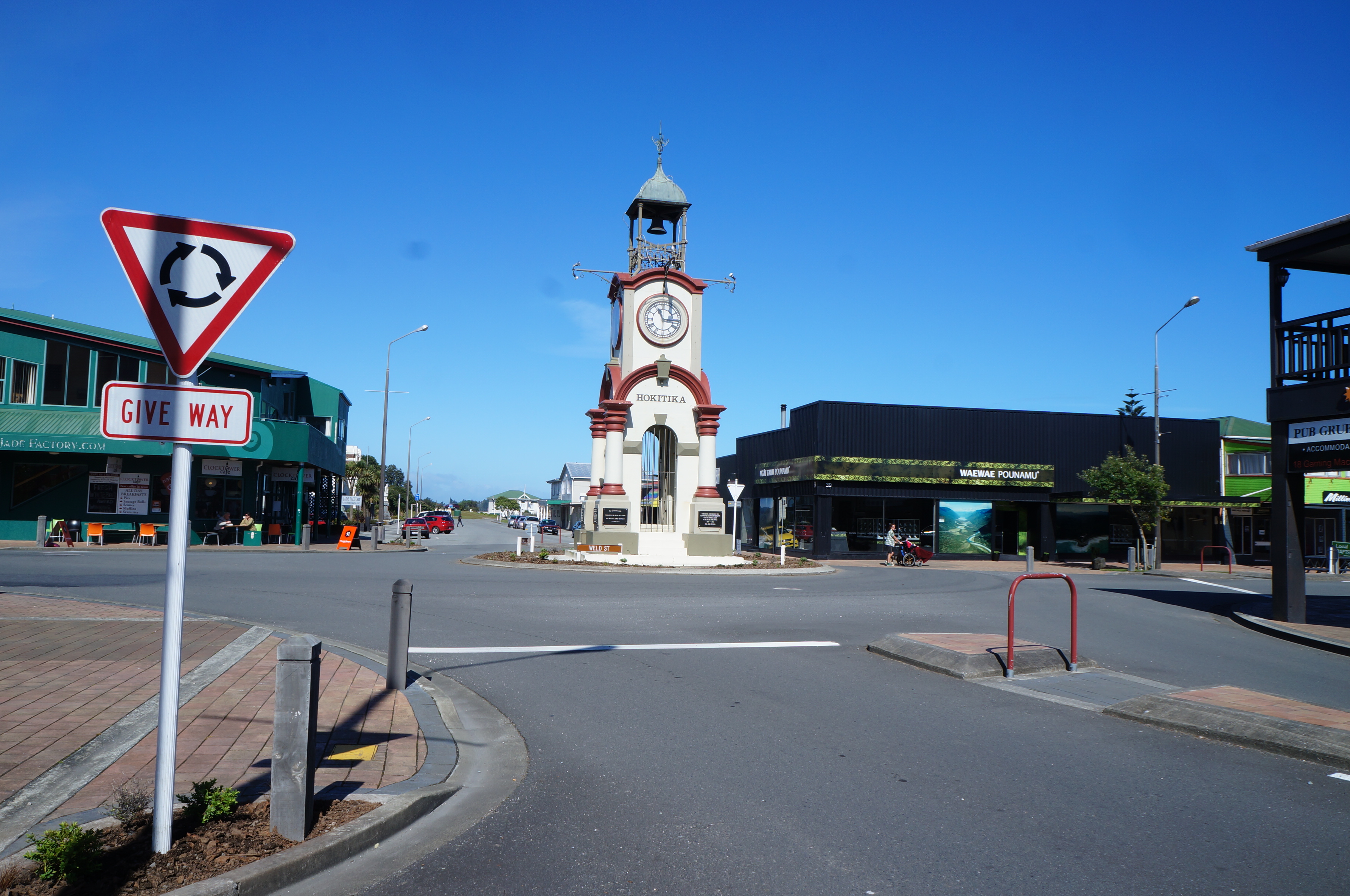 位于霍基蒂卡小镇中心的钟楼 小镇旁的新西兰南岛西海岸 在佛朗茨约瑟夫镇下榻的酒店