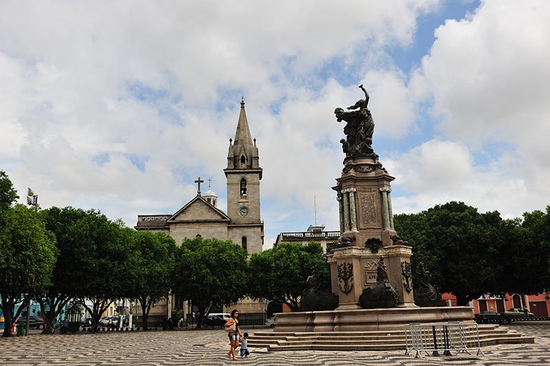 歌剧院门前的圣塞瓦斯蒂安广场上，立着橡胶贸易纪念碑。纪念碑的四方向雕塑，代表美洲、亚洲、欧洲、非洲，