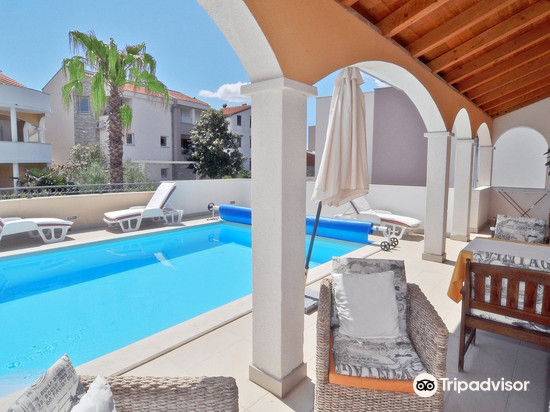 带有加热游泳池的香草别墅