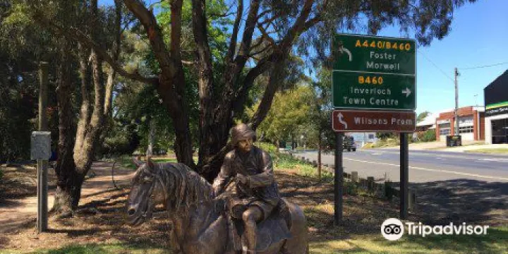 Lennie Gwyther Statue