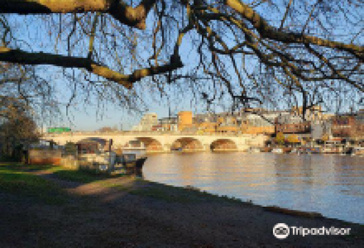 Riverside Walk景点图片