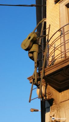 Romeo - Sculpture of a man with a guitar on his back climbing on a ladder-斯帕