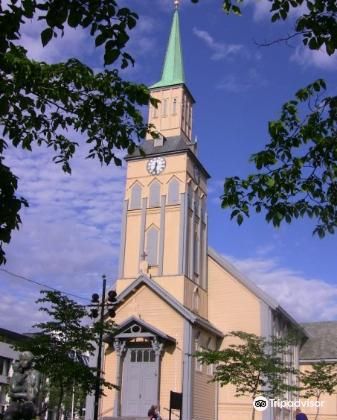 挪威特隆姆瑟大教堂+克瓦尔岛一日游